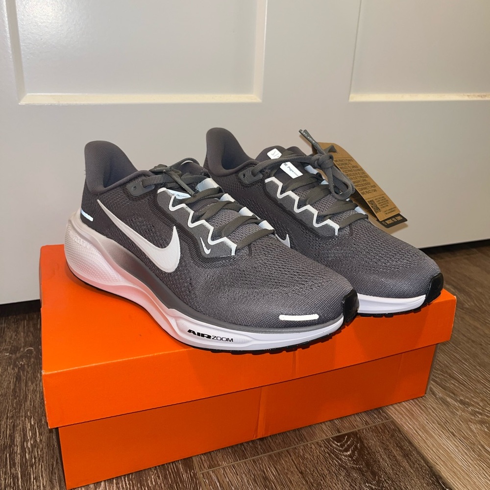 Nike Gray and White Athletic Shoes with Cushioned Midsole